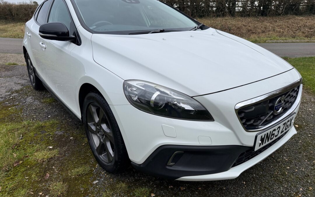 2013(63) Volvo V40 2.0T Cross Country AWD Automatic. 64900 Miles. ULEZ EXEMPT. £8550.